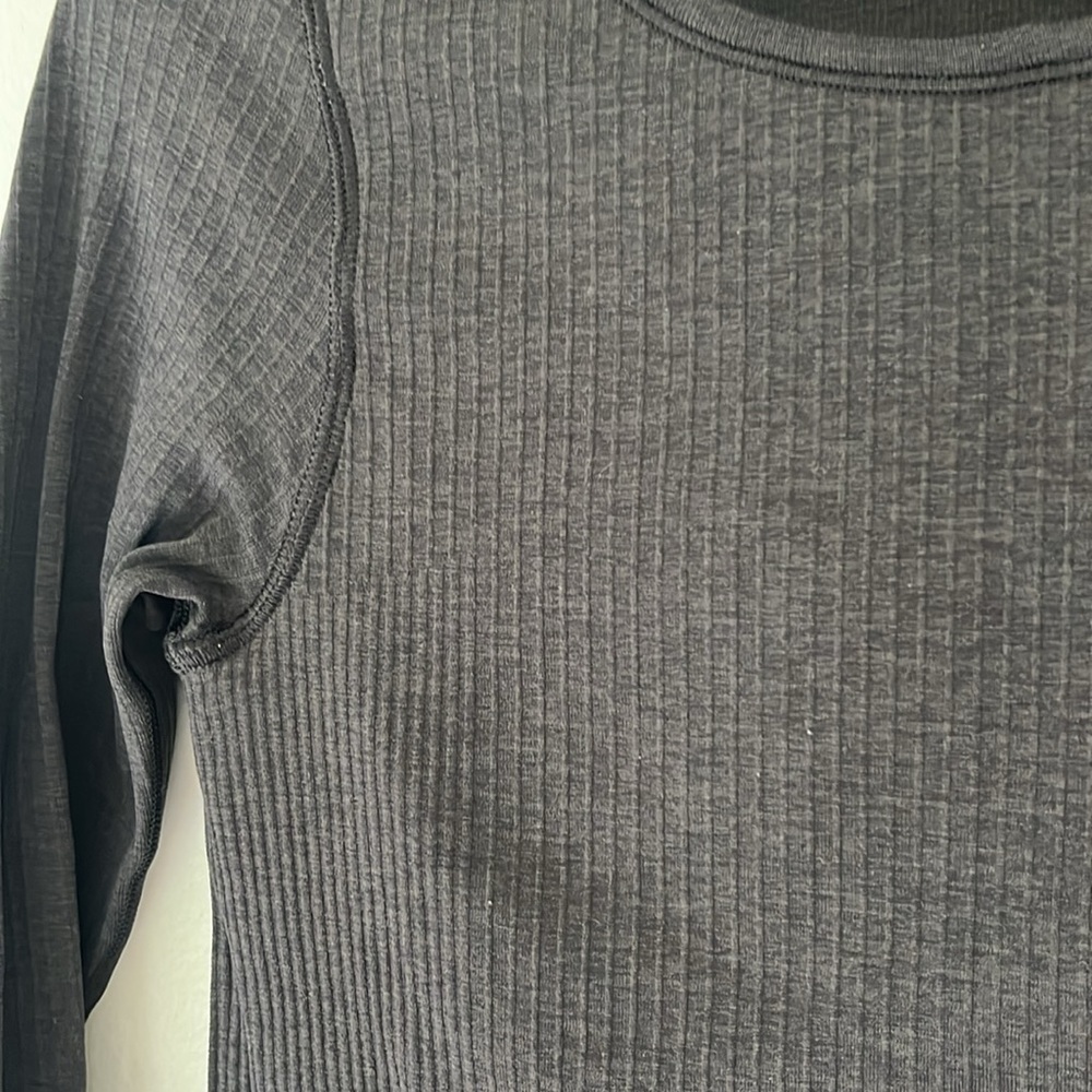 Lululemon ribbed gray cropped long sleeve top built in bra size 6